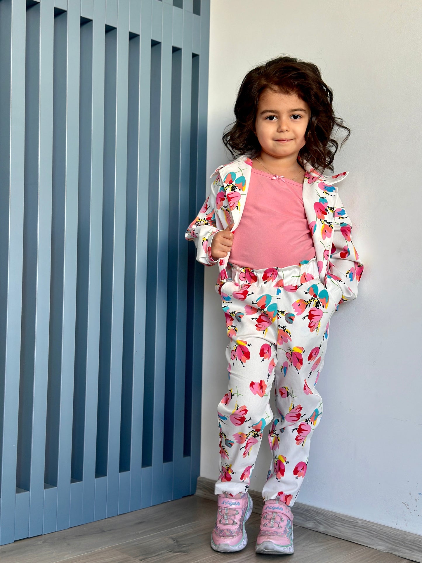 Costum Ema - White Pink